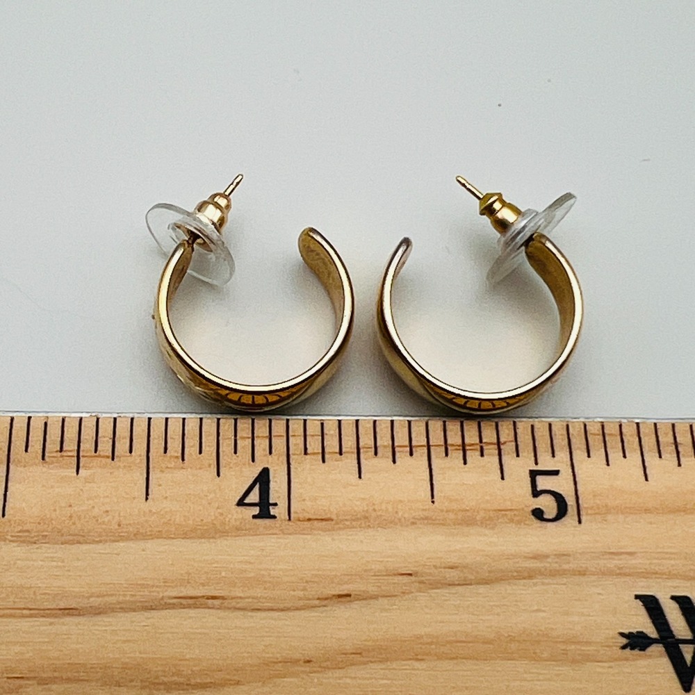 Napier Hoop Earrings Floral Etched Gold Tone Vintage Classic Elegant Style Looks - Picture 8 of 10